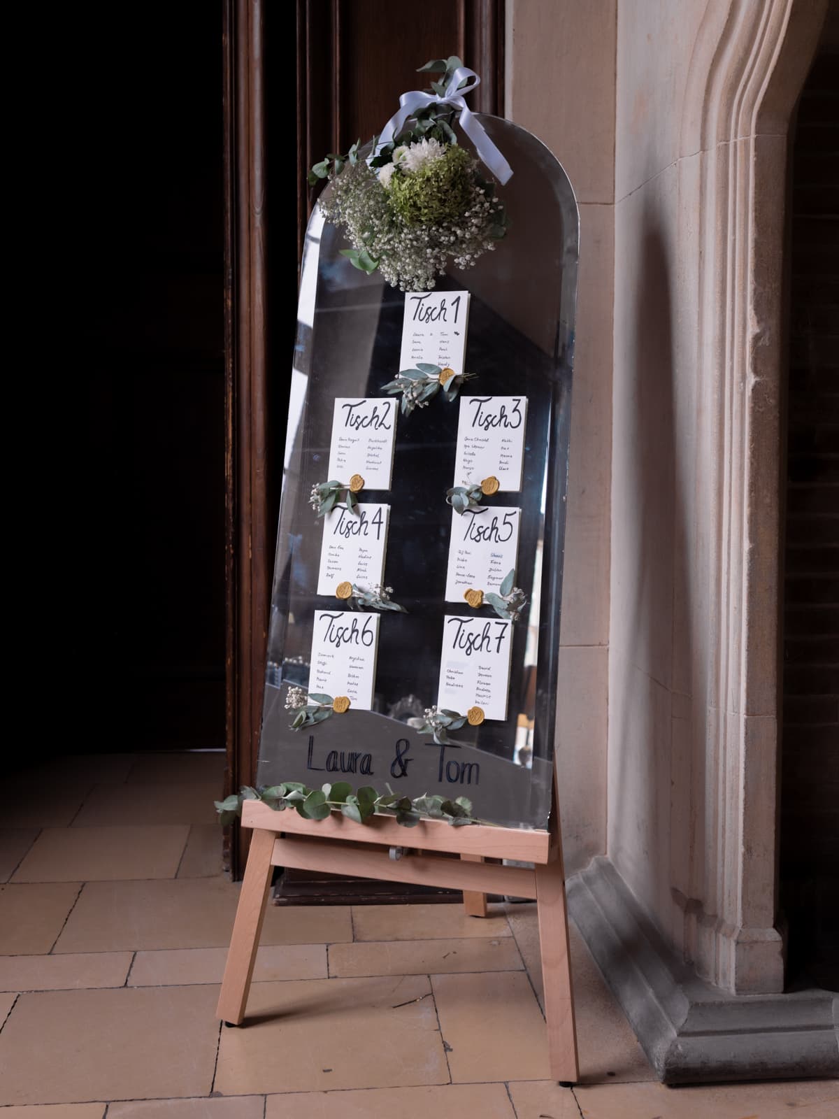 Spiegel mit Sitzplan Tischkarten und Blumendekoration, Hochzeitsdetails Schloss Kartzow