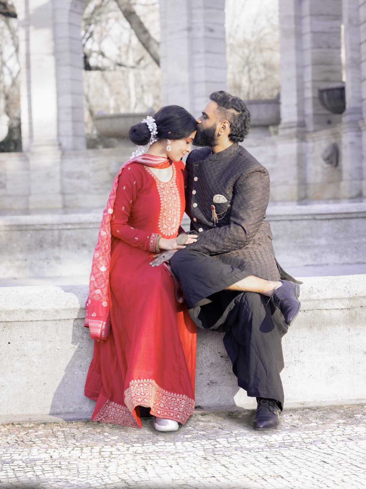 Indisches Brautpaar beim romantischen Spaziergang durch den Park