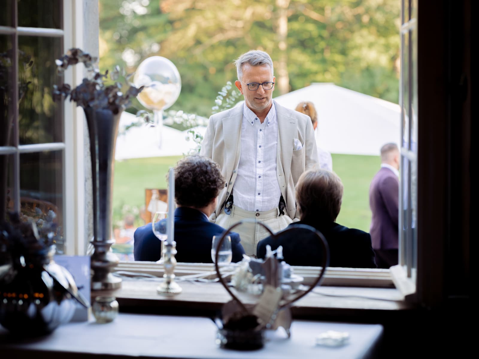 Freier Redner bei Trauzeremonie durch Fenster fotografiert - Hochzeit Schloss Kartzow